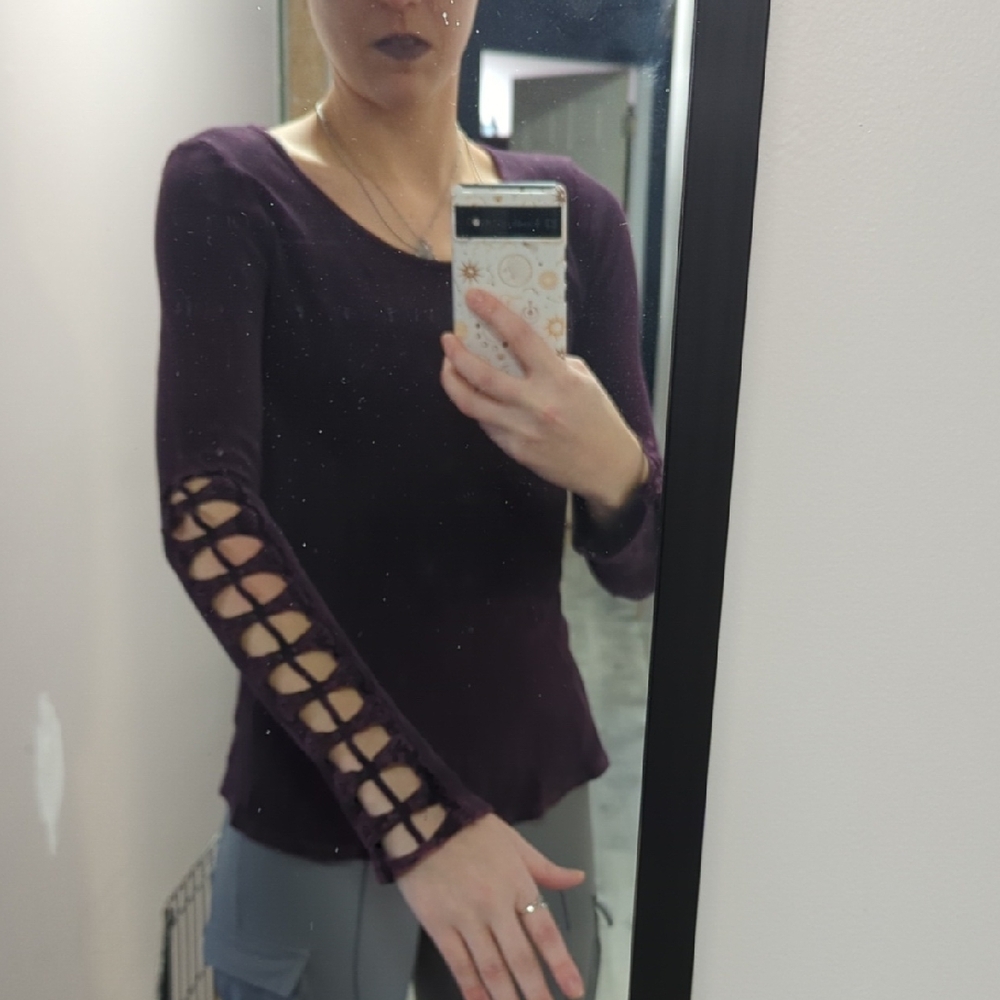 Stylish Women's Long Sleeve Top with Lattice Sleeves